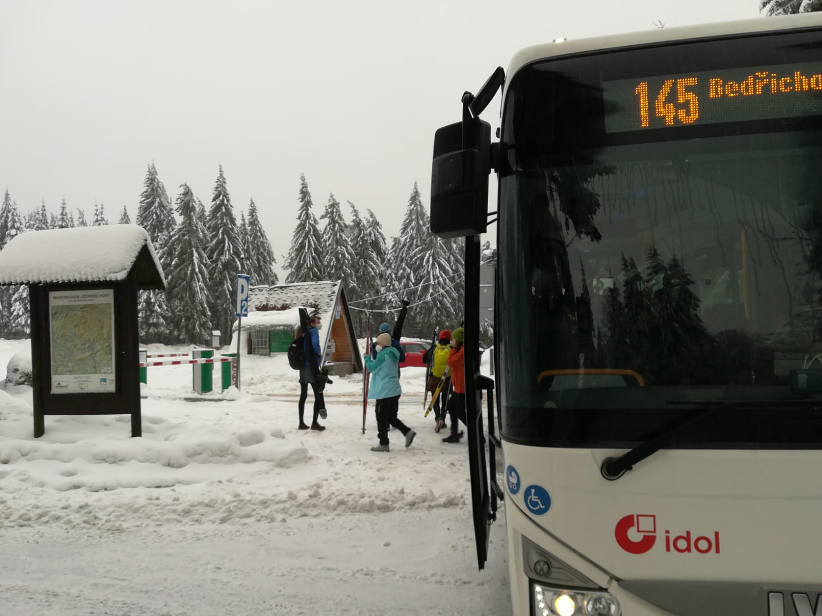  Za zimními sporty a  radovánkami veřejnou dopravou.