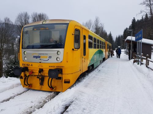 Za lyžovačkou na Tanvaldský Špičák vlakem nebo autobusem!